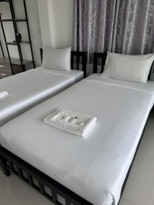 บรรยากาศห้องพัก โรงแรมศรีราชาใกล้โรบินสัน Ivory House Sriracha