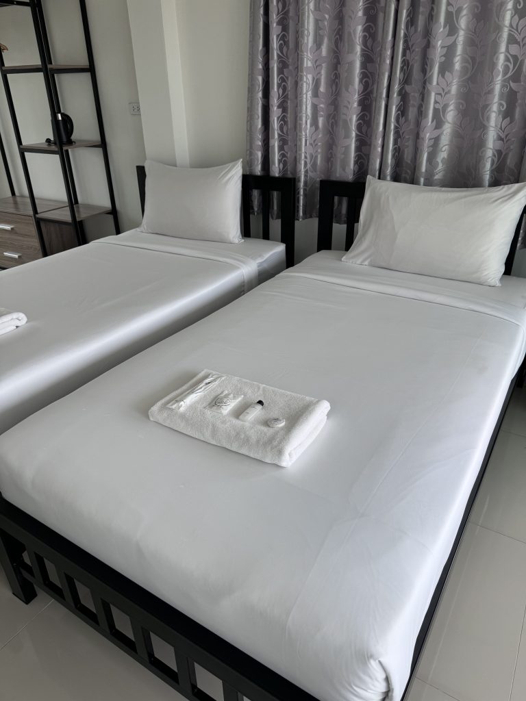 บรรยากาศห้องพัก โรงแรมศรีราชาใกล้โรบินสัน Ivory House Sriracha