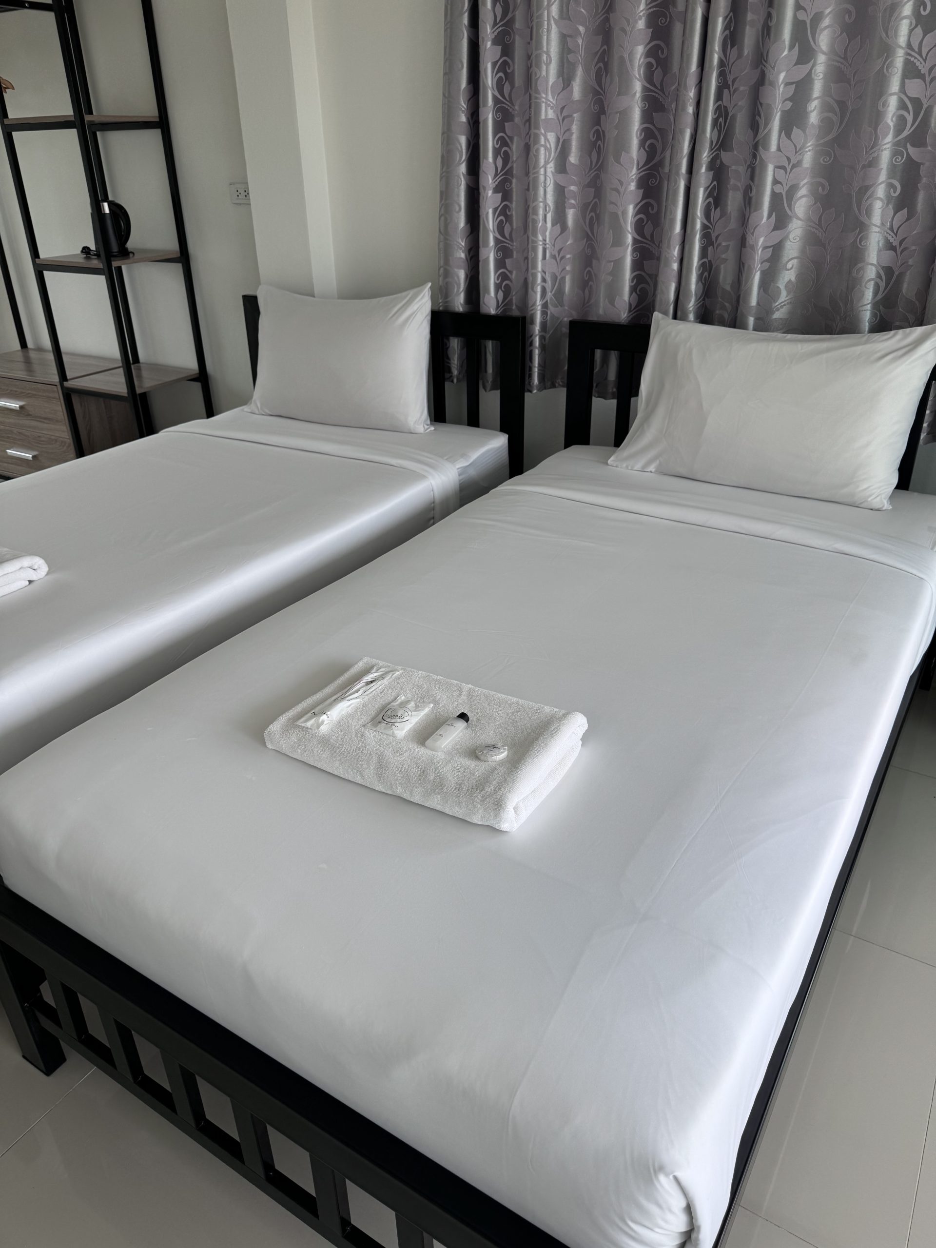 บรรยากาศห้องพัก โรงแรมศรีราชาใกล้โรบินสัน Ivory House Sriracha