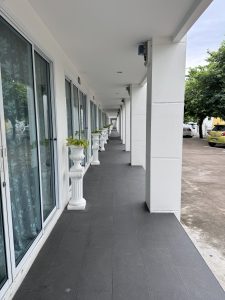 ห้องพักที่สะอาดและกว้างขวางของ Ivory House Sriracha ชลบุรี